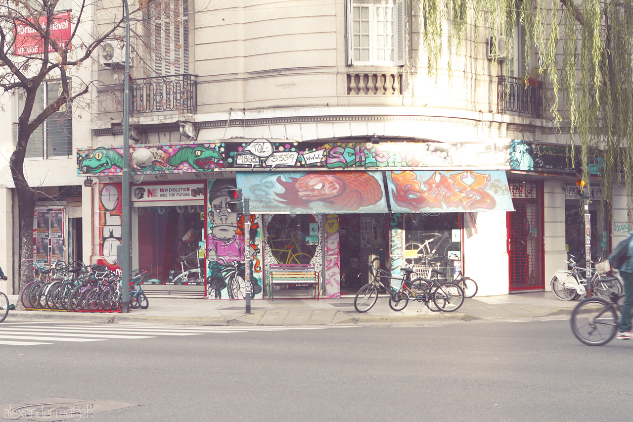 Bici y Arte Foto von Exploring Buenos Aires through colorful street art and bustling bike shops. A vibrant corner full of life and culture.